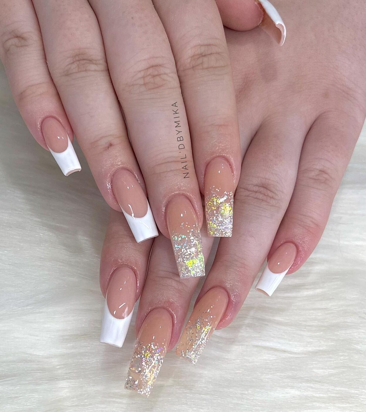 Ongles en acrylique de forme carrée longue et effilée avec des pointes françaises blanches et scintillantes