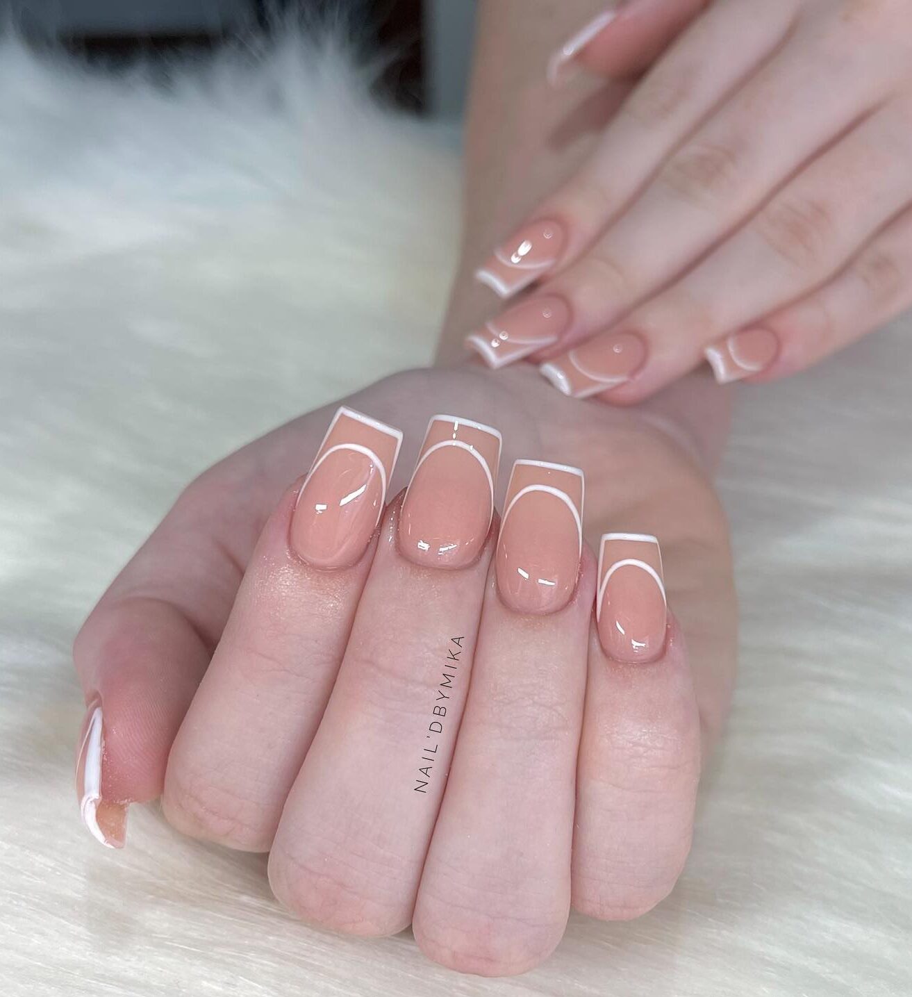 Vernis à ongles de couleur neutre avec pointes françaises à double ligne sur ongles carrés effilés moyens