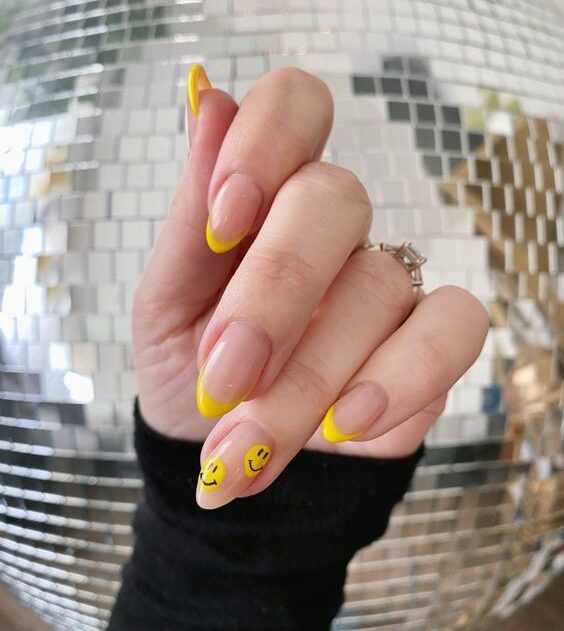 Nail art Français Tips Jaunes et Smiley Smiley Vert Sur Ongles Amande Medium