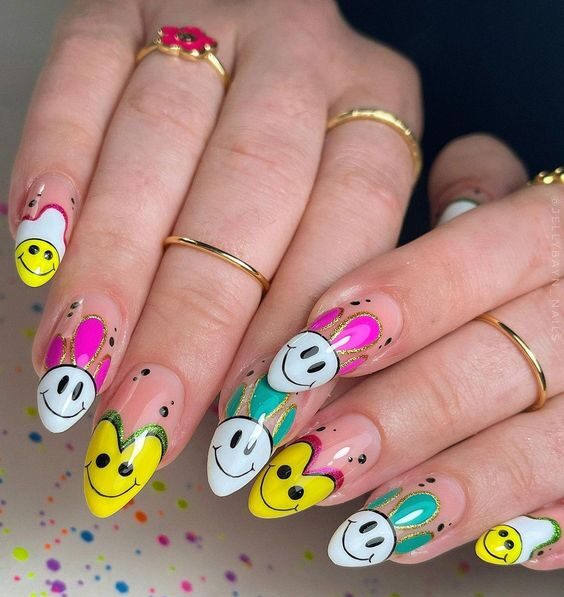 Smiley jaunes et blancs : pointes françaises sur de longs ongles en amande