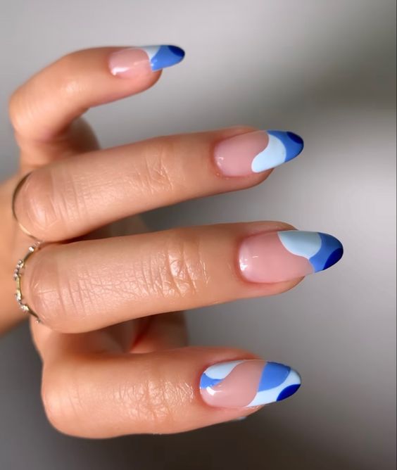 Nuances de bleu : pointes françaises abstraites sur de longs ongles ronds en acrylique