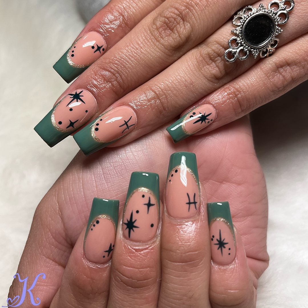 Vernis à ongles de couleur nude avec des pointes françaises vertes, signe Poissons et éléments célestes nail arts sur ongles carrés longs et effilés