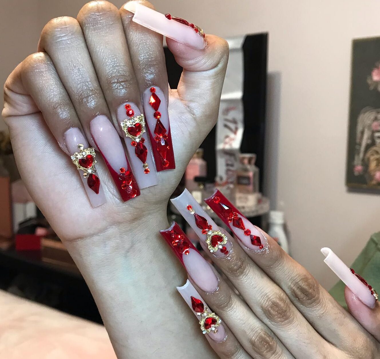 Longs ongles en acrylique transparent avec pointes françaises rouges, pierres précieuses et strass