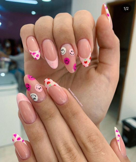 Pointes françaises rose clair, imprimé léopard rose et smiley roses sur les ongles longs ronds