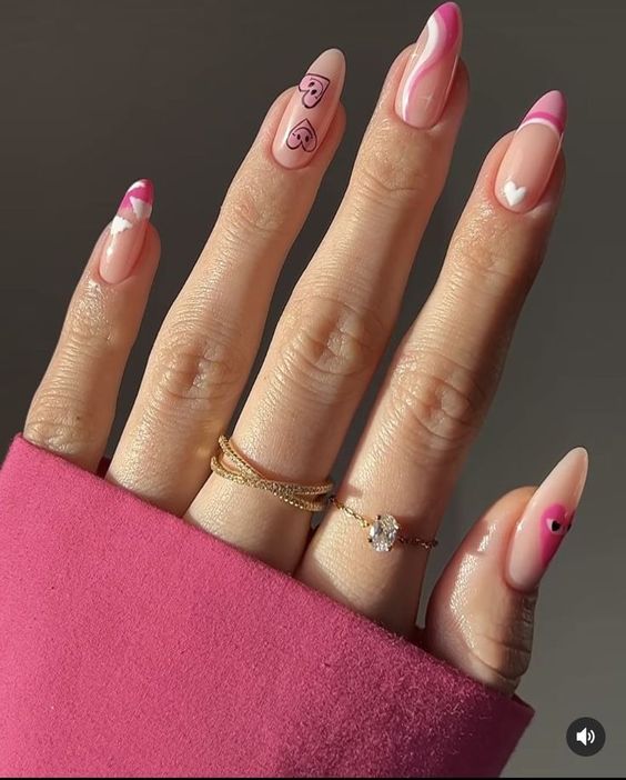 Tourbillons roses et blancs, pointes françaises, cœurs et smileys nail art sur ongles longs en amande