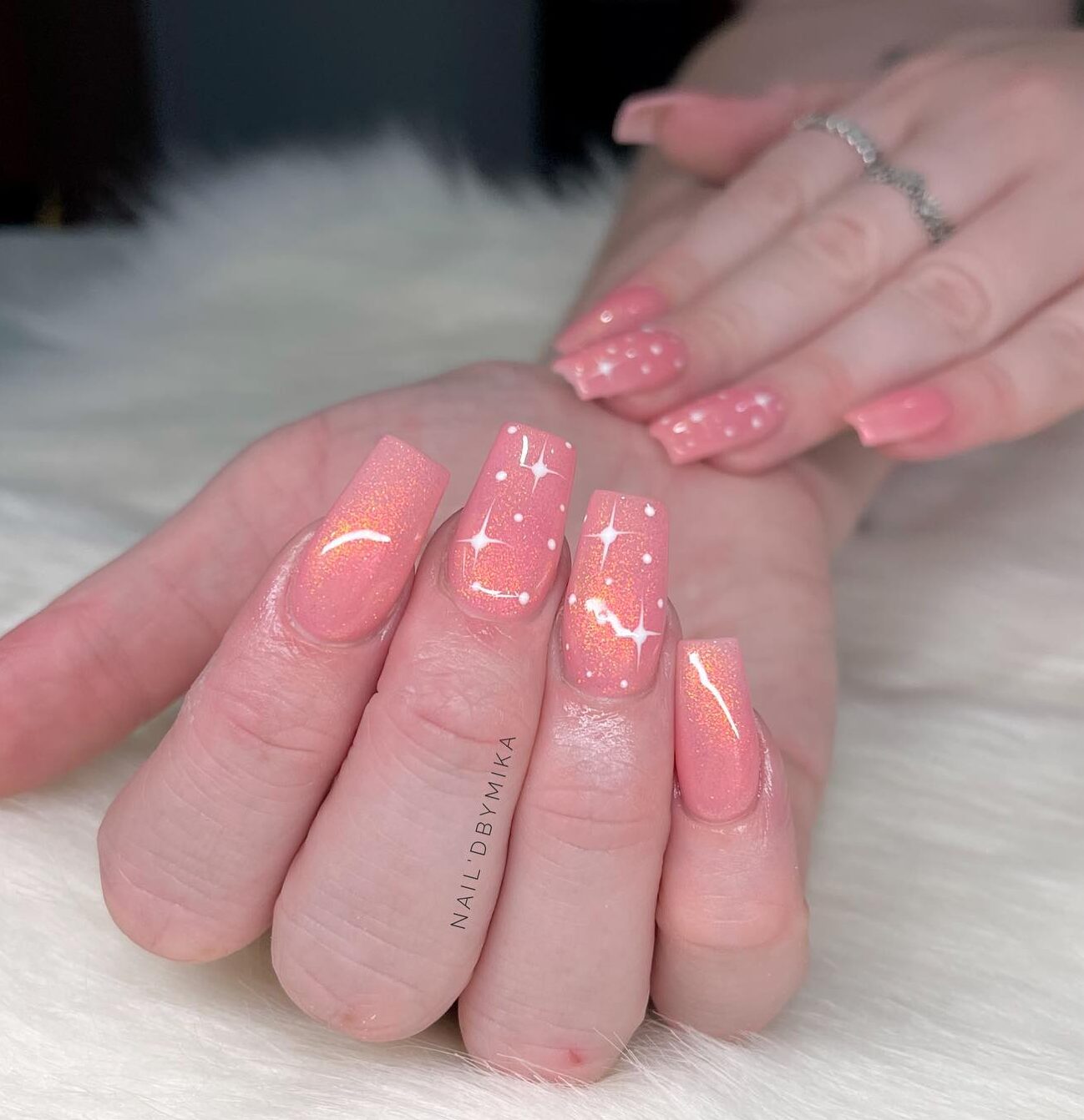 Vernis à ongles corail scintillant sur ongles carrés longs et effilés