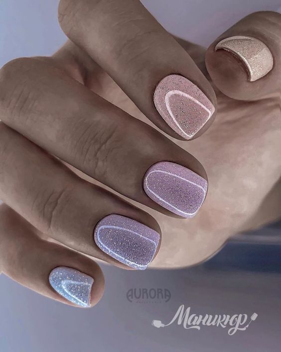 Vernis à ongles de couleur pastel avec des paillettes sur des ongles carrés courts et effilés