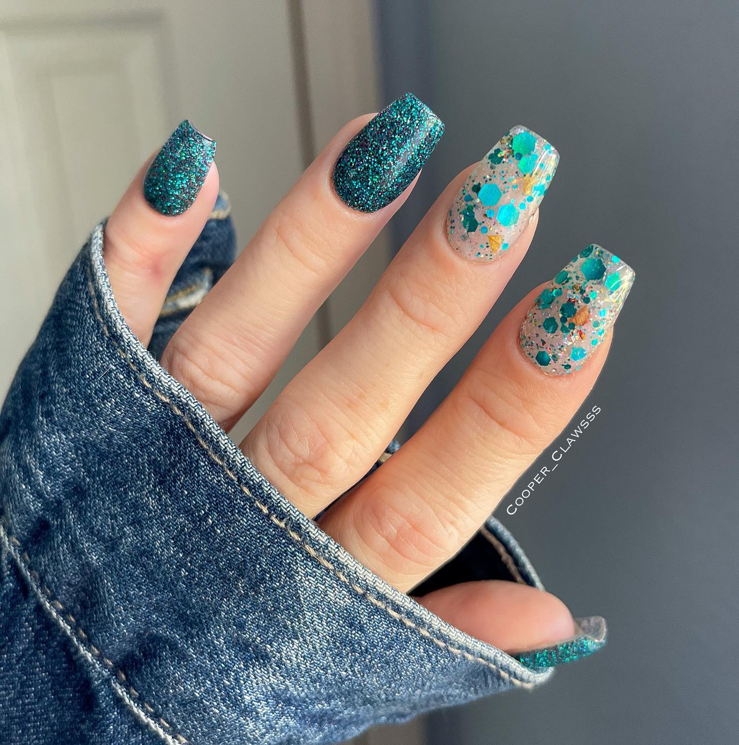 Vernis à ongles turquoise pailleté sur ongles de cercueil moyens