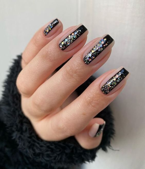 Ongles en acrylique transparent de forme carrée avec vernis à ongles noir et paillettes argentées