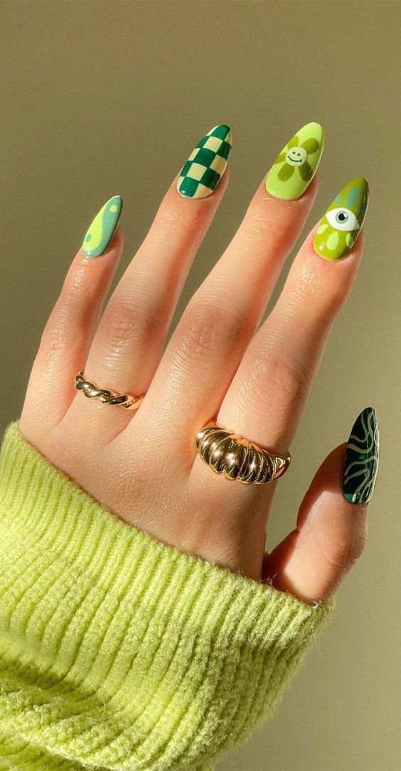 Nail art vert mignon sur les ongles en amande