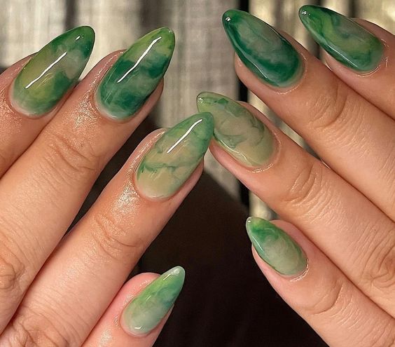 Nail Art en marbre vert sur ongles en amande