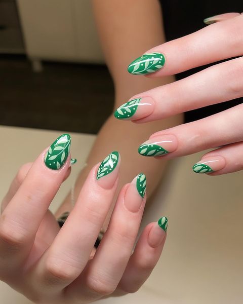 Ongles verts avec feuilles