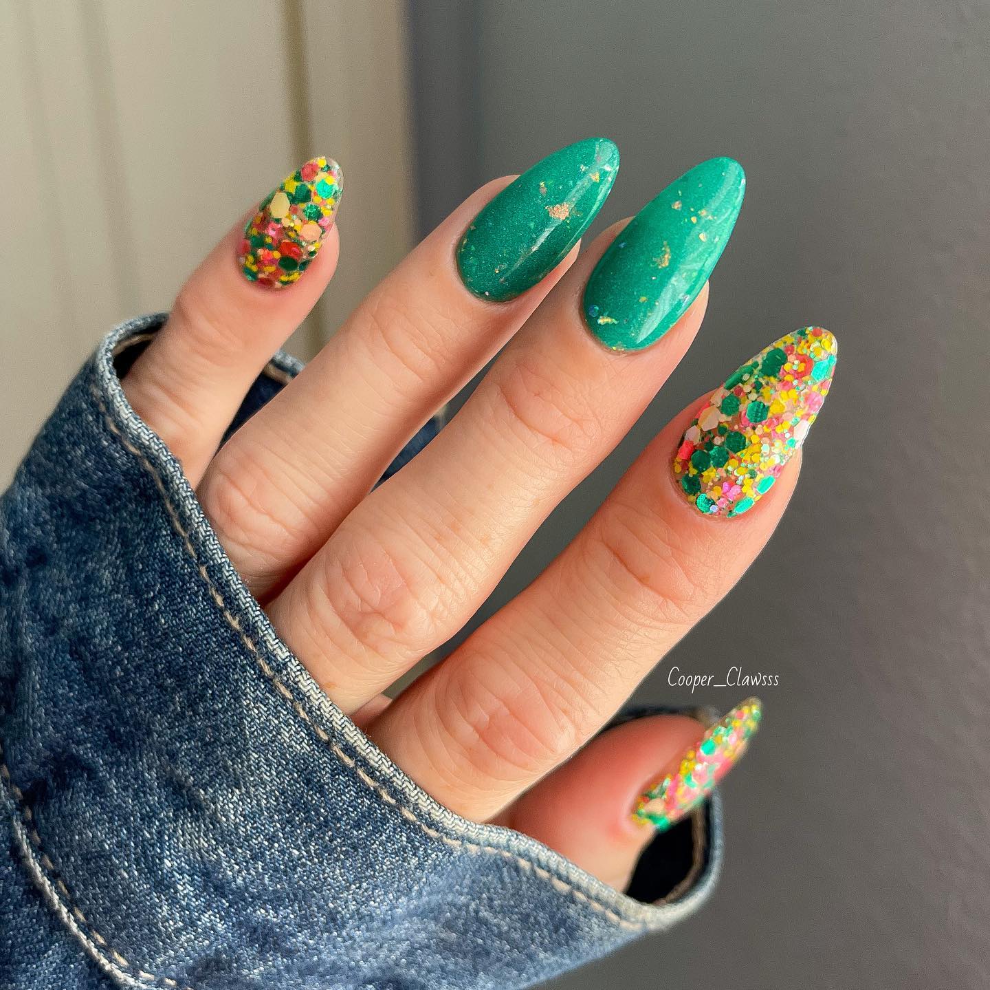 Vernis à ongles vert tendre et paillettes colorées sur de longs ongles ronds