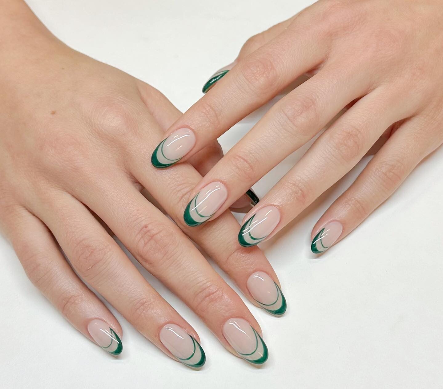 Ongles en acrylique de forme ronde moyenne avec double ligne vert FrenCH Tips nail art