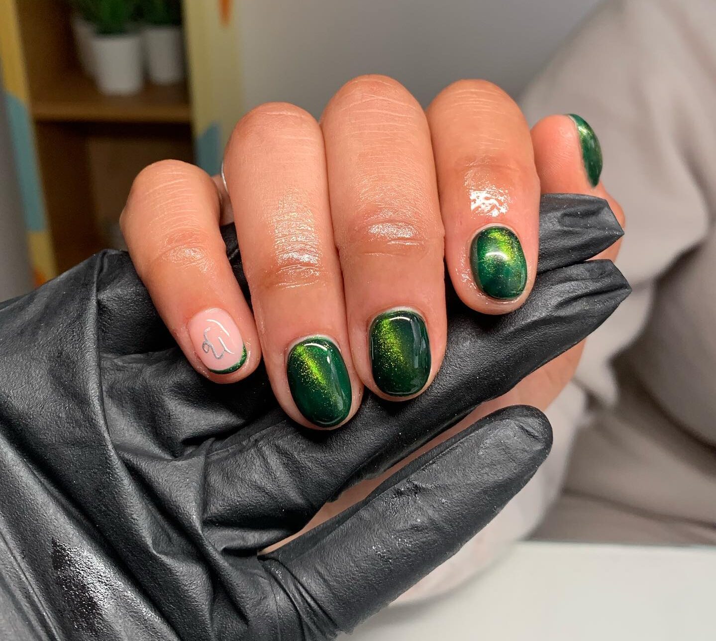 Vernis à ongles vert foncé brillant avec symbole Capricorne nail art sur ongles ronds courts