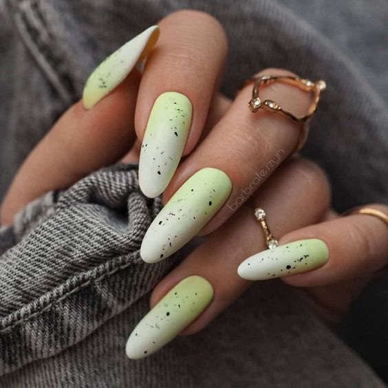 Nail art effet ombre de couleur vert pâle avec des points mouchetés sur des ongles ronds super longs