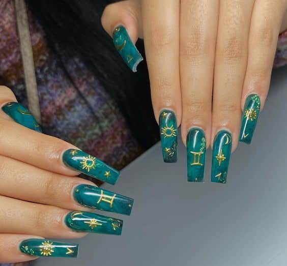 Vernis à ongles vert émeraude avec signe Gémeaux et éléments célestes nail arts sur de longs ongles en acrylique de forme carrée