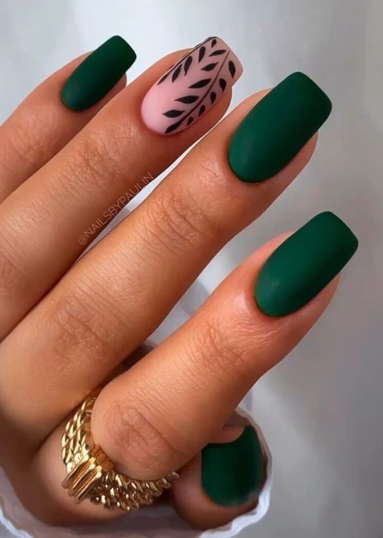 Vernis à ongles vert foncé au fini mat et motif d’ongles printaniers sur ongles carrés effilés moyens