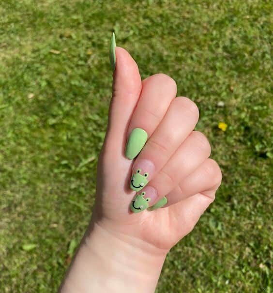 Couleur d’ongle vert clair avec ongles grenouille nail art pointes françaises sur ongles de cercueil moyens