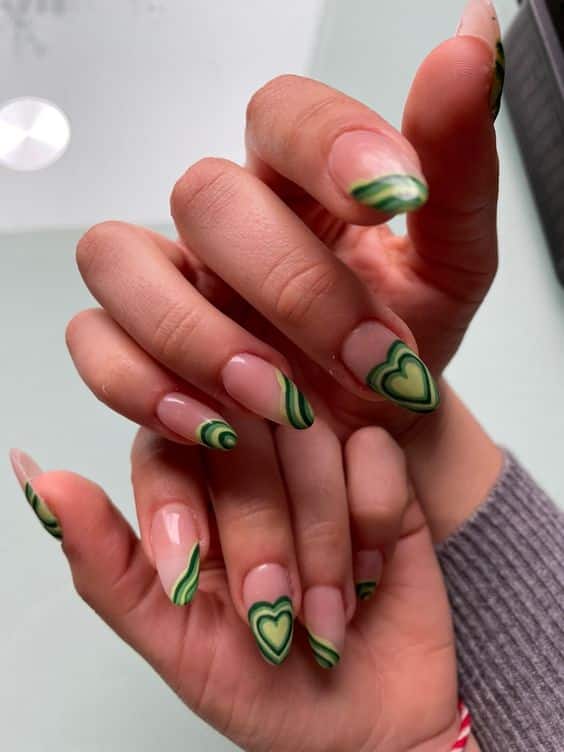 Vert abstrait français pointes avec coeurs nail arts sur long roet ongles