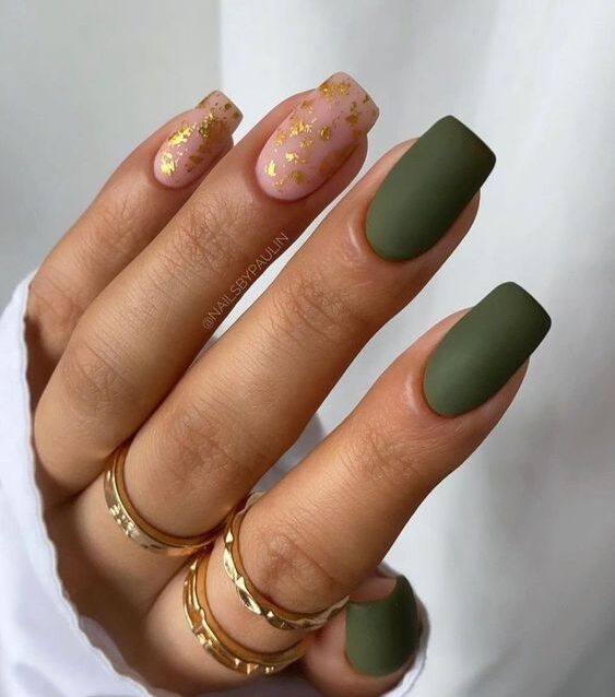 Couleur d’ongle vert foncé au fini mat et motifs d’ongles en feuille d’or sur ongles carrés effilés moyens