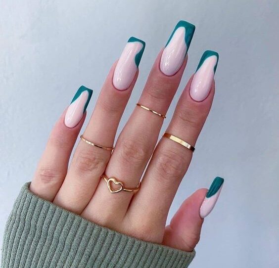 Couleur d’ongle blanc pâle avec des pointes françaises vert foncé sur des ongles carrés longs et effilés