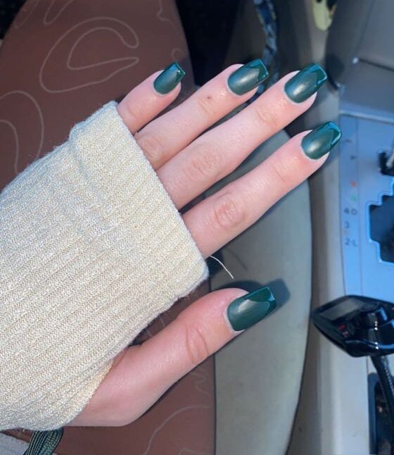 Vernis à ongles vert foncé mat avec pointes françaises brillantes sur ongles carrés effilés moyens