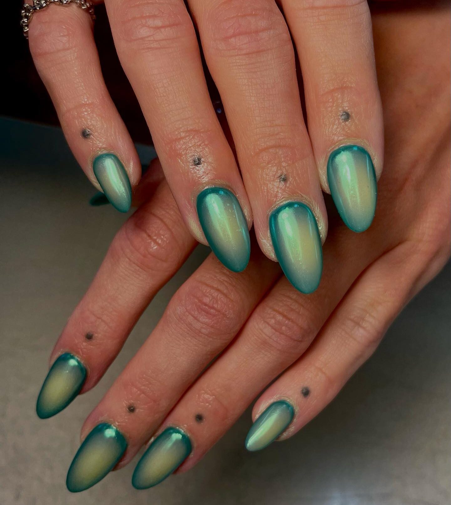 Nail art dégradé d’aura verte en finition brillante sur les ongles en amande moyenne