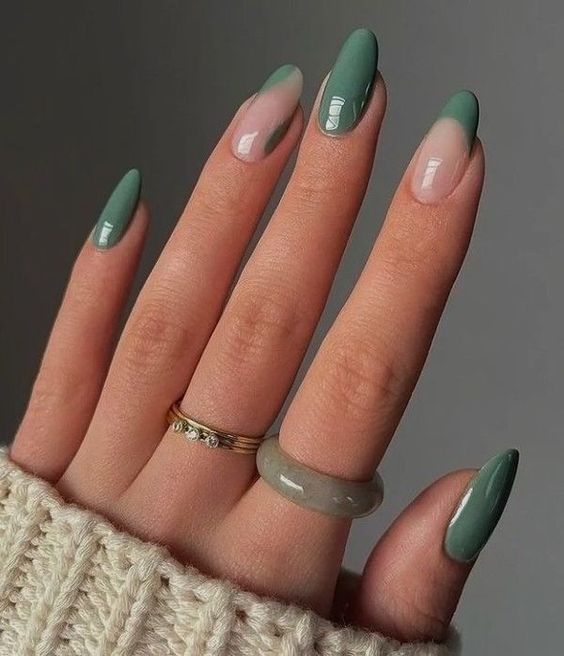 Vernis à ongles vert finition brillante et pointes françaises nail art sur ongles longs ronds