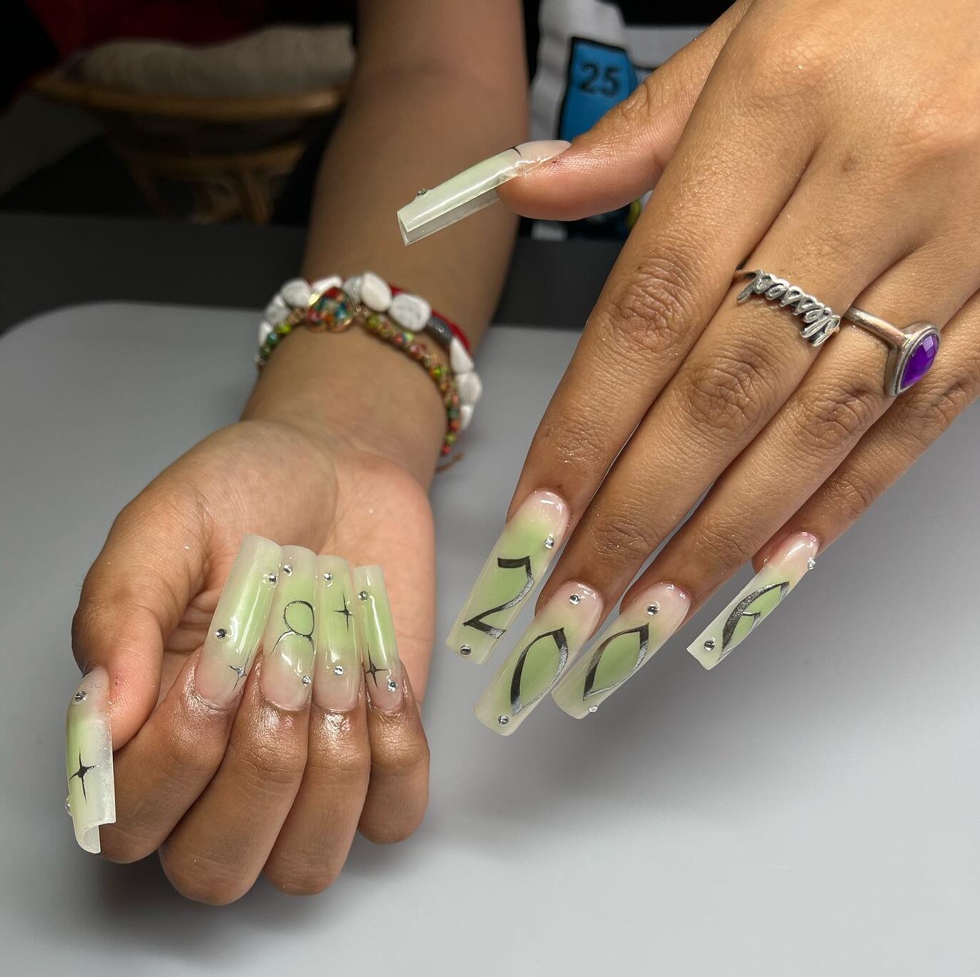 Nail art dégradé d’aura verte avec signe Taureau et éléments célestes sur des ongles carrés en acrylique super longs