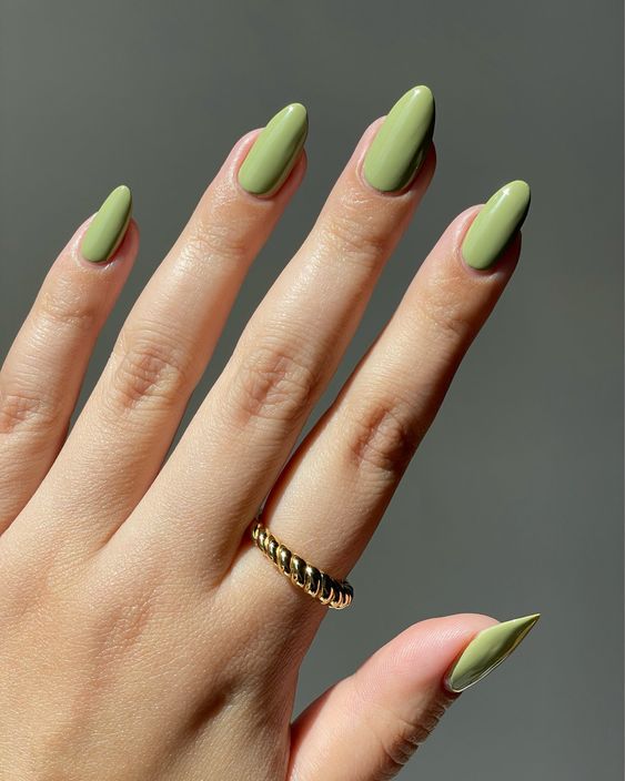 Vernis à ongles vert clair uni et simple sur ongles longs et ronds