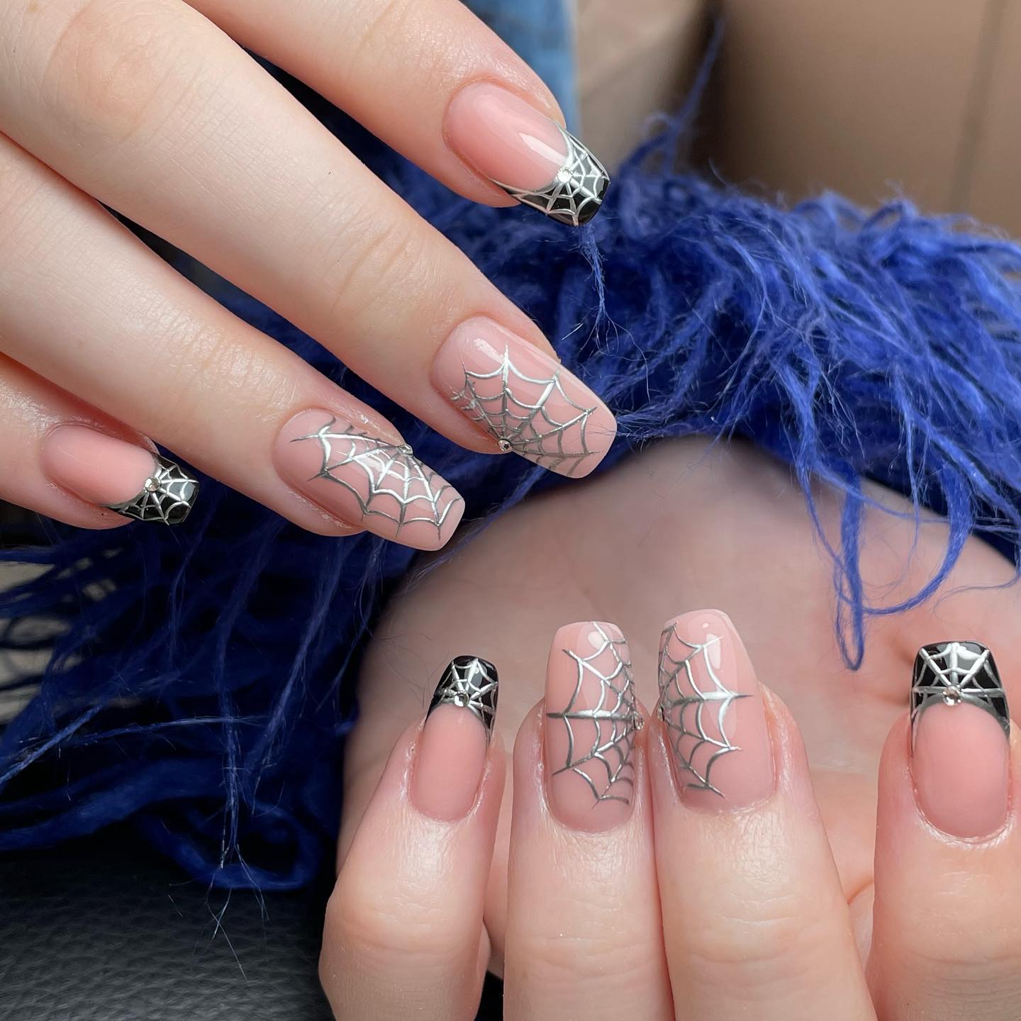 Nail art Français noir et toile d’araignée argentée pour Halloween sur ongles longs carrés