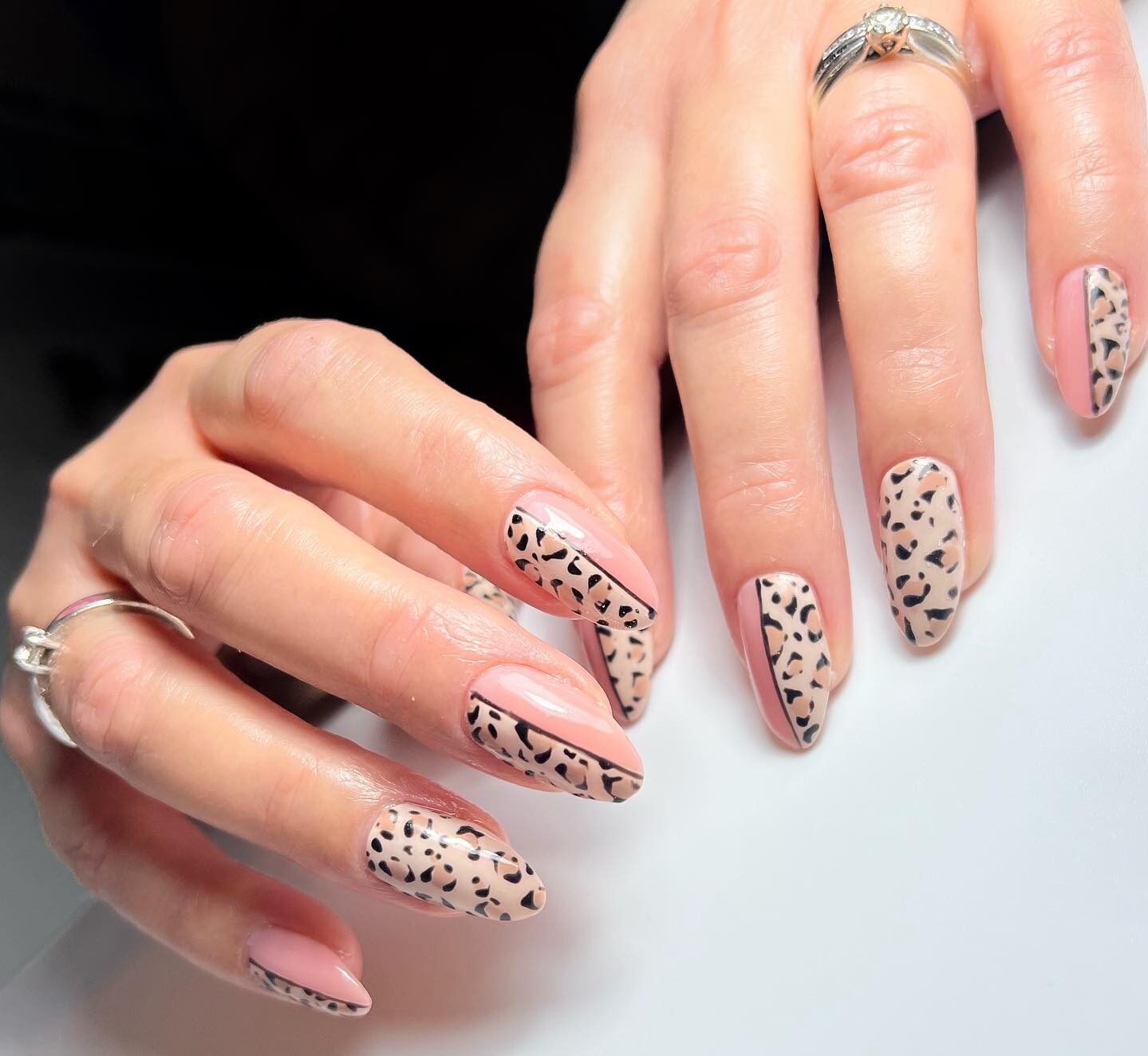 Couleur d’ongle nude avec nail art imprimé léopard sur ongles ronds moyens