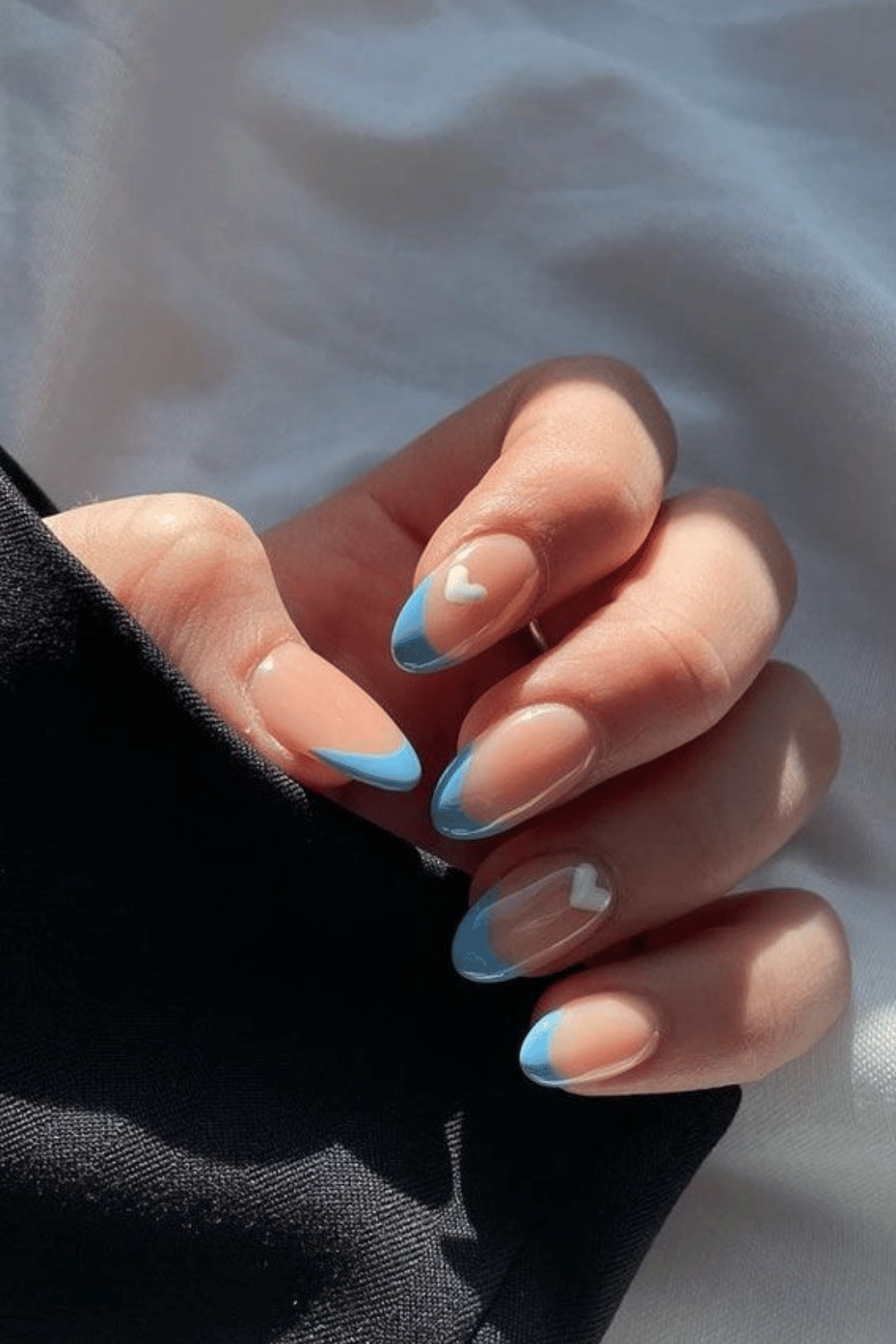 idées d’ongles bleu clair été - Magnifique et délicate manucure française bleu clair avec des petits cœurs.