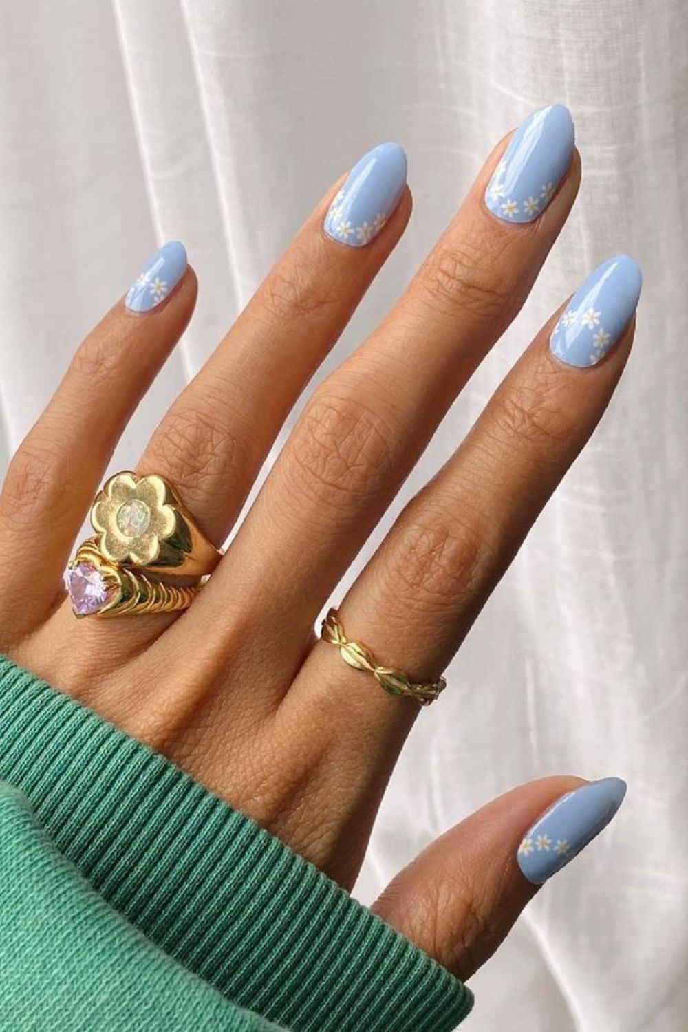 design d’ongles bleu clair avec des fleurs délicates