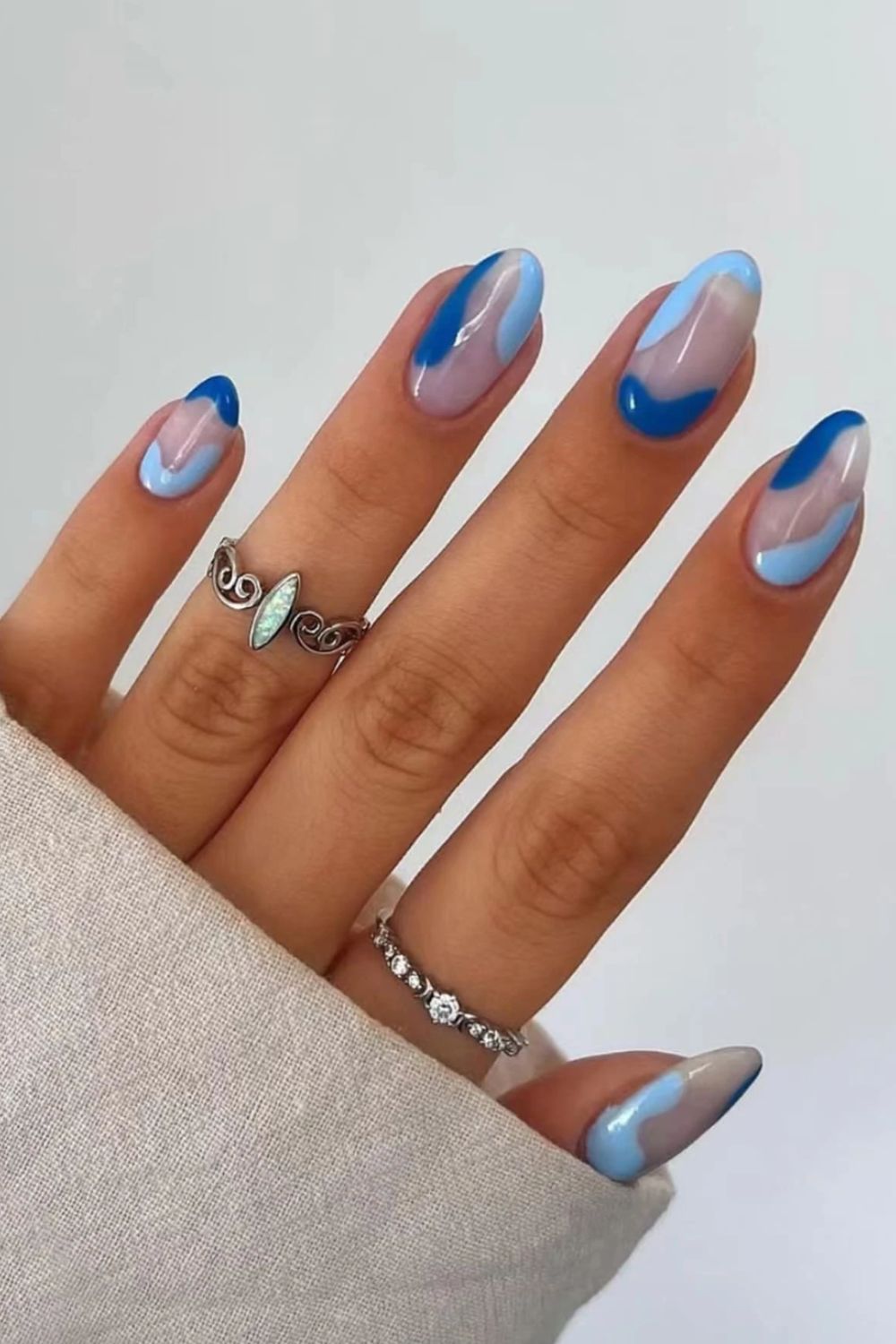 tourbillons d’ongles bleu clair