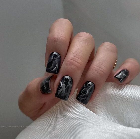 Nail art en marbre noir et argent sur ongles carrés courts