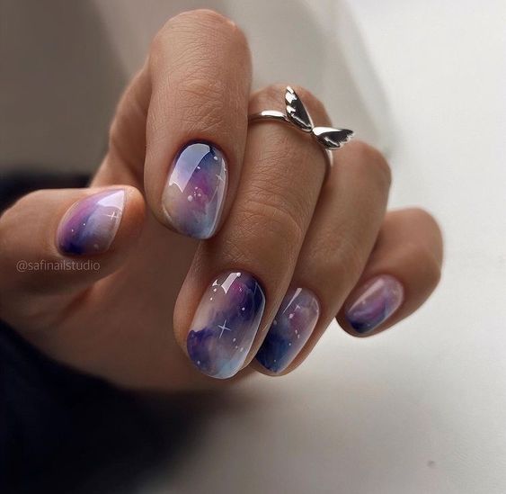 Nail art marbre fumé violet sur ongles ronds courts