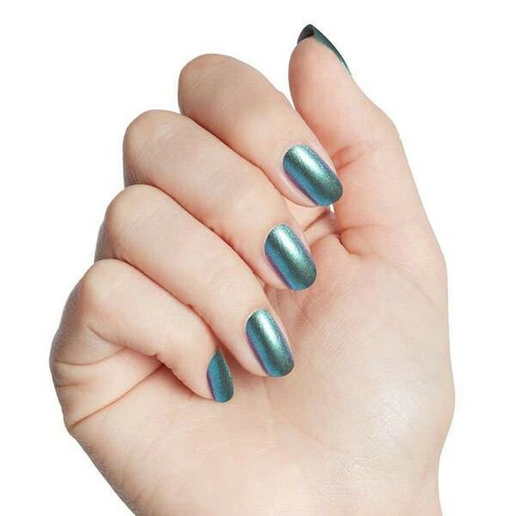 Vernis à ongles bleu métallisé uni sur ongles ronds courts