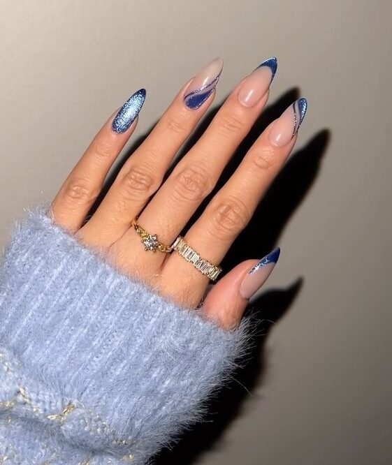 Bleu chrome pointes françaises et tourbillons sur de longs ongles en amande