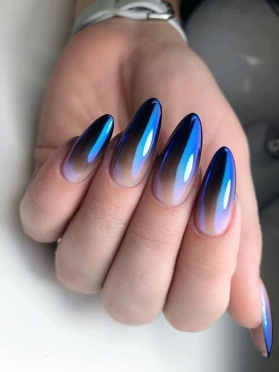 Conception d’ongles ombrés bleu foncé métallisé sur de longs ongles ronds