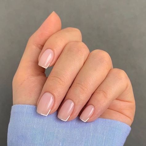 Minimaliste couleur blanche pointes françaises fines sur ongles courts carrés