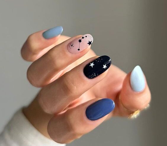 Étoiles et constellation du Bélier nail arts sur ongles ronds moyens