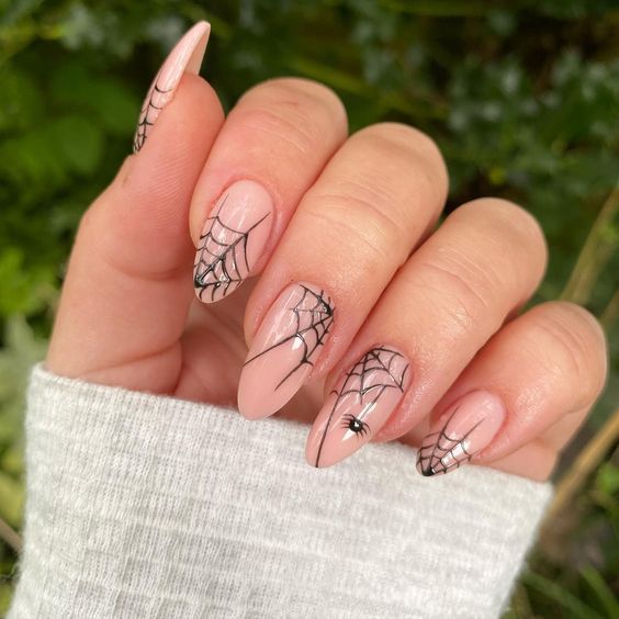 Dessins d’ongles d’araignée et de toile d’araignée sur de longs ongles ronds