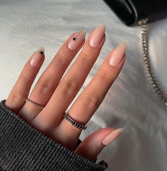 Nail art araignée minimaliste sur ongles ronds moyens