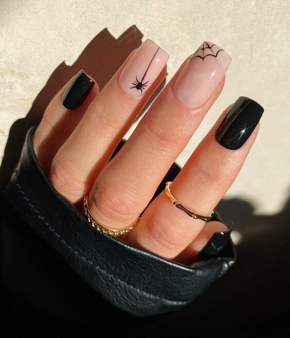 Nail art araignée minimaliste sur ongles carrés courts