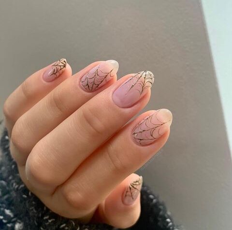 Nail art toile d’araignée sur ongles ronds clairs