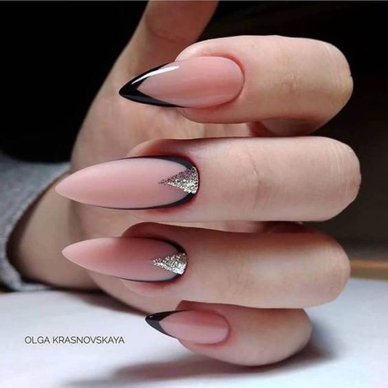 Pointes françaises noires et paillettes argentées sur ongles longs à talons aiguilles