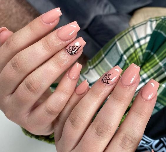 Couleur d’ongle pêche avec conception d’ongles minimalistes en toile d’araignée sur des ongles carrés courts et effilés