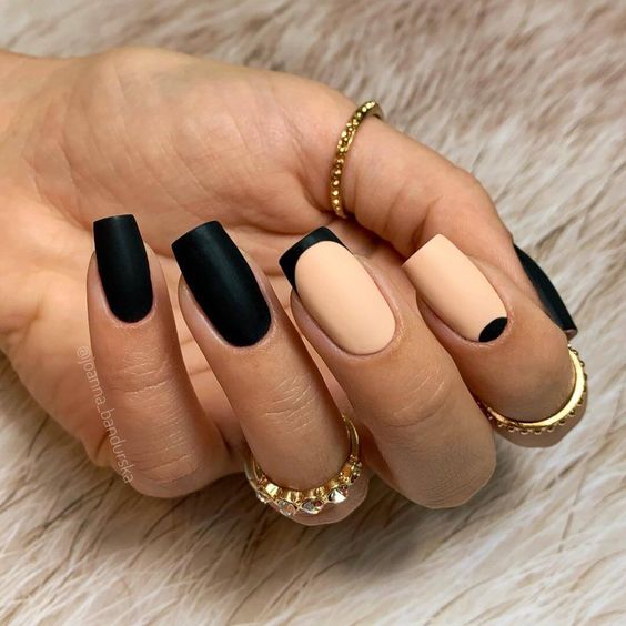 Vernis à ongles noir et nude au fini mat sur ongles carrés moyens